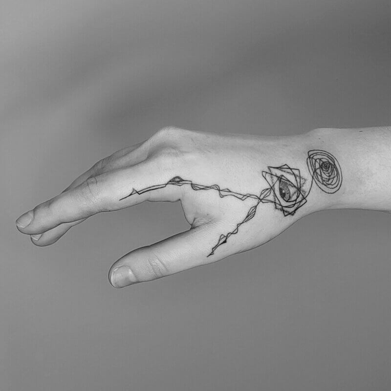 tatouage handpoke abstrait mains doigts