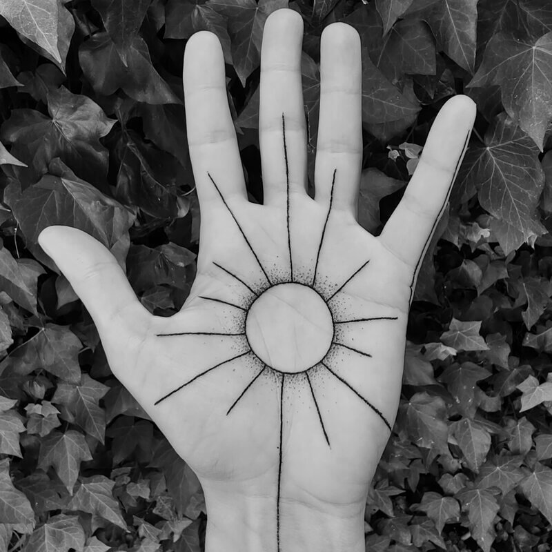 tatouage handpoke paume main soleil cicatrisation