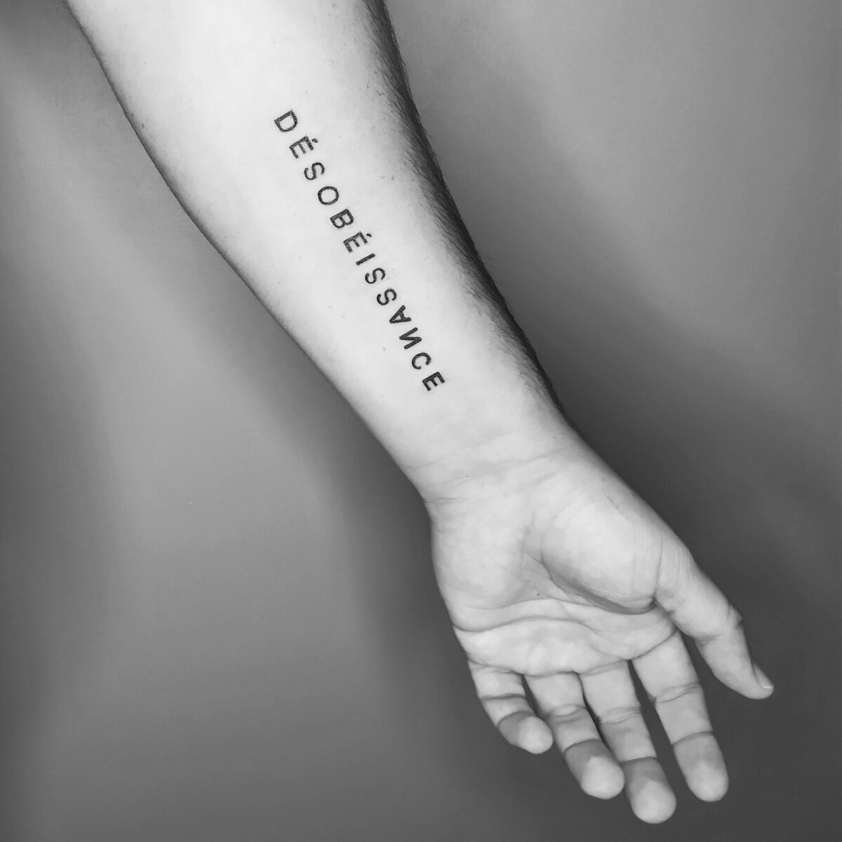 tatouage handpoke bras typo désobéissance