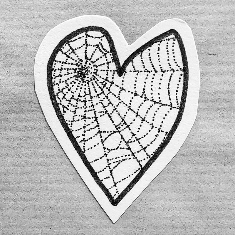 tatouage flash coeur toile araignee