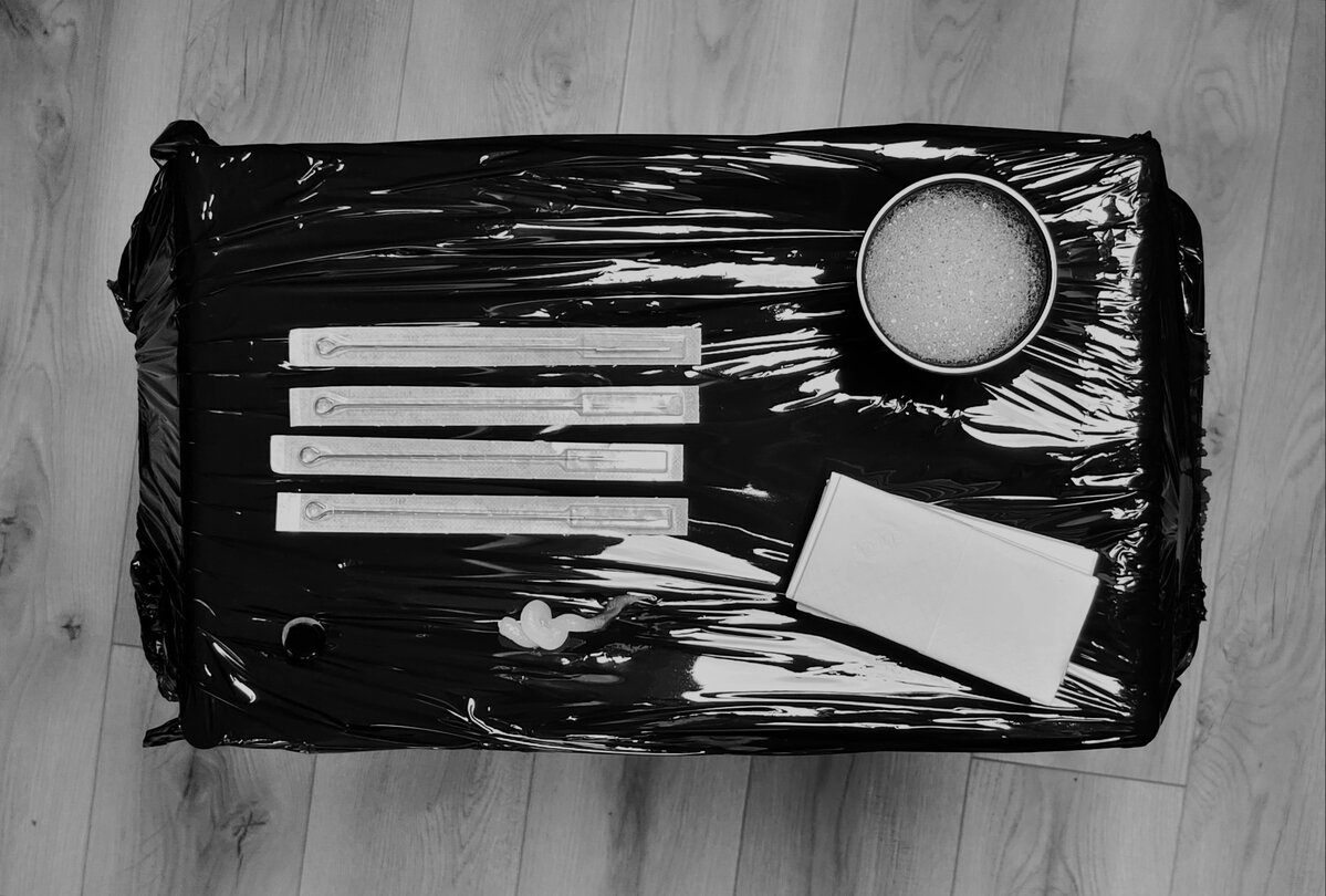 un plan de travail de tatoueuse avant une séance de tatouage.