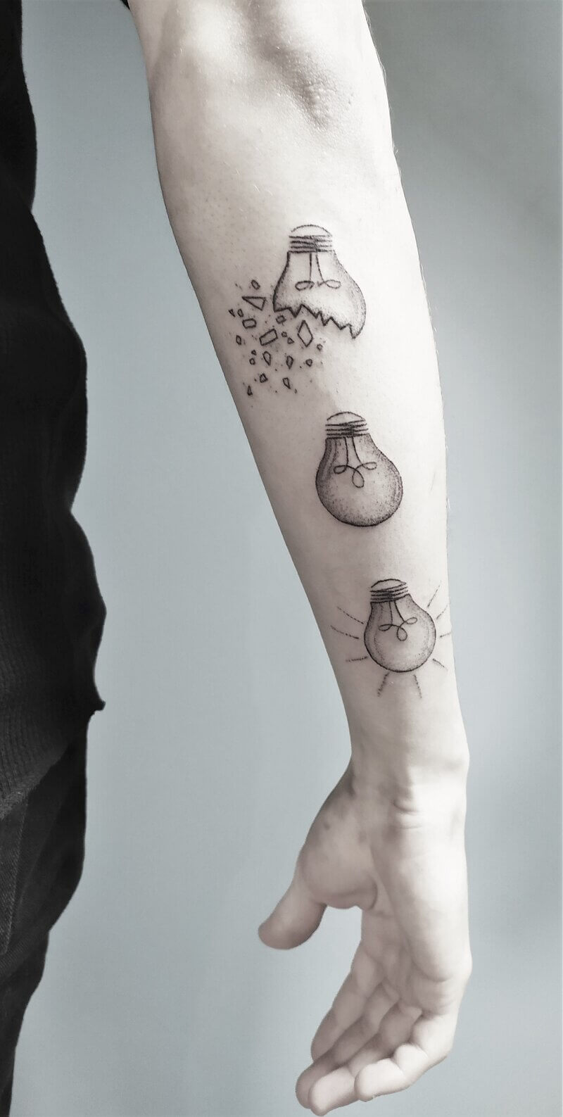 Un tatouage handpoke sur l'avant bras de 3 ampoules