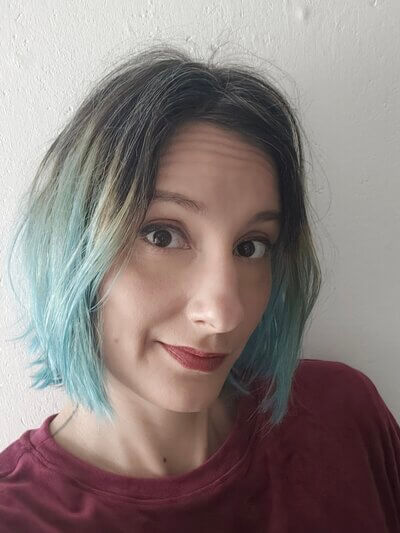 Amélia, la tatoueuse Silly Handpoke